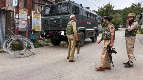 పదహారేళ్లుగా పరారీలో ఉగ్రవాదులను పట్టుకున్న పోలీసులు