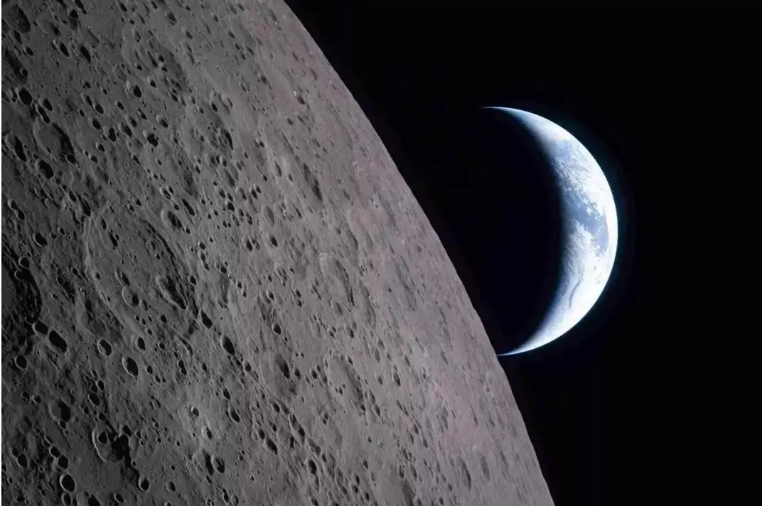 చంద్రుడి నుంచి తొలి ఫోన్ కాల్.. చంద్రుడి నుంచి తొలి ఫోన్ కాల్..