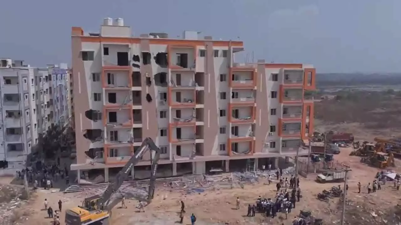 అమీన్పూర్లో హైడ్రా దుమారం.. అక్రమ భవనాల కూల్చివేత అమీన్పూర్లో హైడ్రా దుమారం.. అక్రమ భవనాల కూల్చివేత