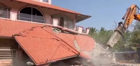 అమీన్పూర్లో హైడ్రా యాక్షన్: అక్రమ ఆరు అంతస్తుల భవనం నేలమట్టం అమీన్పూర్లో హైడ్రా యాక్షన్: అక్రమ ఆరు అంతస్తుల భవనం నేలమట్టం