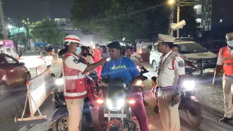 మందుబాబులపై పోలీసుల కొరడా: రోడ్డు ప్రమాదాలపై స్పెషల్ డ్రైవ్స్ మందుబాబులపై పోలీసుల కొరడా: రోడ్డు ప్రమాదాలపై స్పెషల్ డ్రైవ్స్