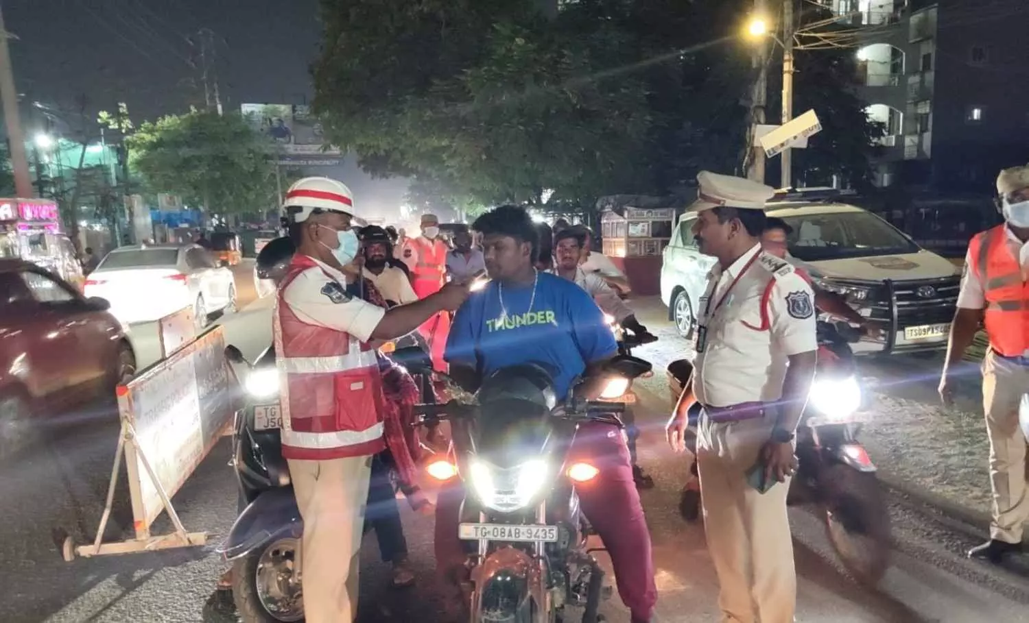 మందుబాబులపై పోలీసుల కొరడా: రోడ్డు ప్రమాదాలపై స్పెషల్ డ్రైవ్స్ మందుబాబులపై పోలీసుల కొరడా: రోడ్డు ప్రమాదాలపై స్పెషల్ డ్రైవ్స్