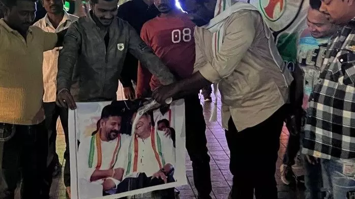 రేవంత్ ఫొటోకు ఐలాపురంలో పాలాభిషేకం ఎందుకు జరిగిందో తెలుసు ? రేవంత్ ఫొటోకు ఐలాపురంలో పాలాభిషేకం ఎందుకు జరిగిందో తెలుసు ?