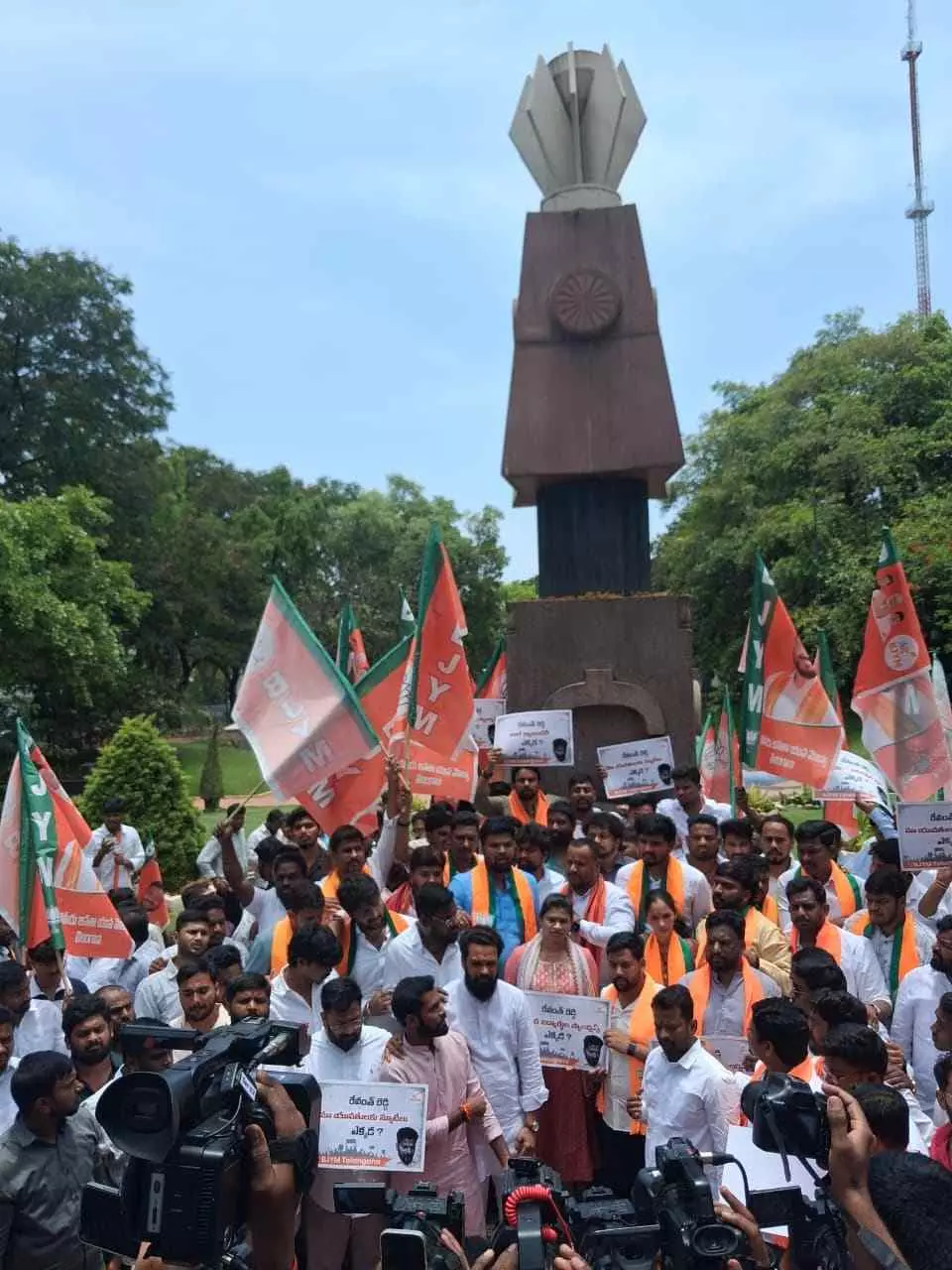 అమర వీరుల స్థూపం వద్ద బీజేవైఎం నివాళి అమర వీరుల స్థూపం వద్ద బీజేవైఎం నివాళి