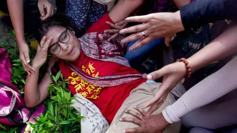 ఢిల్లీ ఆందోళనల్లో కాంగ్రెస్ ఎందుకు కనిపించలేదు? ఢిల్లీ ఆందోళనల్లో కాంగ్రెస్ ఎందుకు కనిపించలేదు?