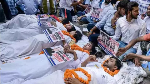 ఎన్నికల సంఘ వ్యవహారం: కాంగ్రెస్, బీజేపీ మధ్య మాటల యుద్ధం