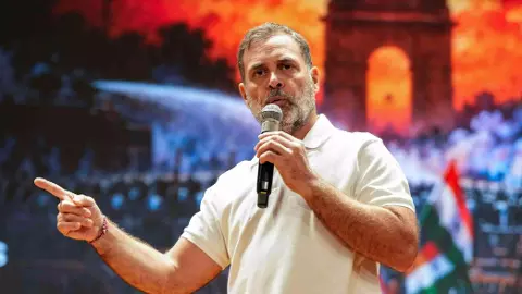 మోదీపై వ్యాఖ్యల కేసులో రాహుల్ గాంధీకి సుప్రీంకోర్టు ఊరట మోదీపై వ్యాఖ్యల కేసులో రాహుల్ గాంధీకి సుప్రీంకోర్టు ఊరట