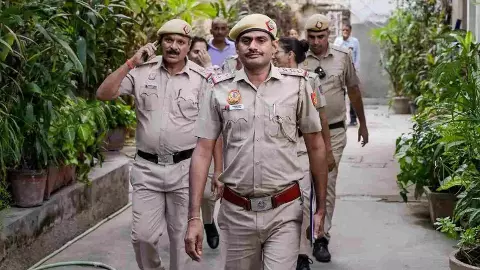 ఢిల్లీలో ఉద్రిక్తత.. పోలీసుల అదుపులోఅభిజీత్ దీప్కే, నేహా బోరా ఢిల్లీలో ఉద్రిక్తత.. పోలీసుల అదుపులోఅభిజీత్ దీప్కే, నేహా బోరా